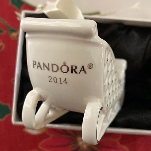 EUC Pandora Unforgettable Moments 2014 Sleigh with Christmas tree charm - Picture 3 of 7